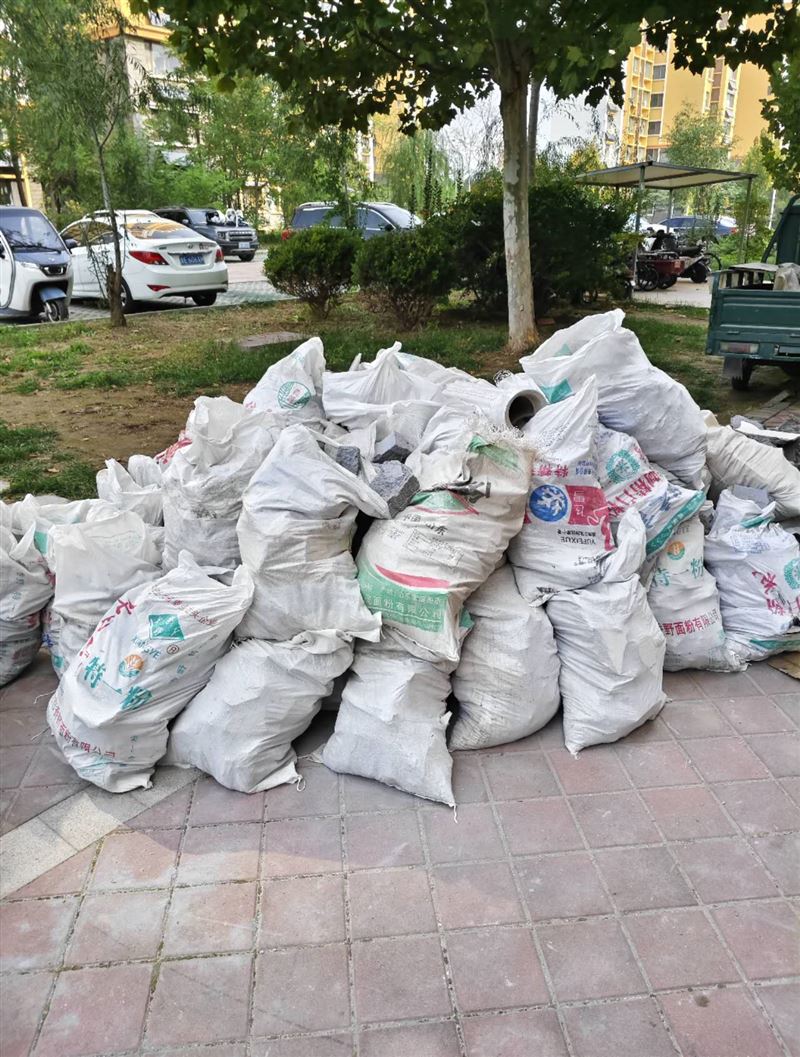 砸墙上料老房子拆除人工背沙子水泥瓷砖